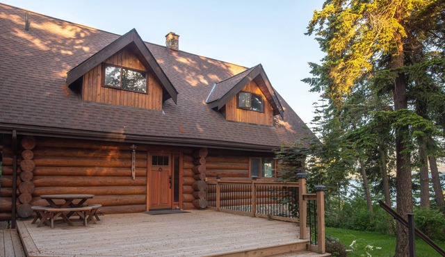 Beautiful Log Cabin in the woods, quick drive to Shuswap Lake