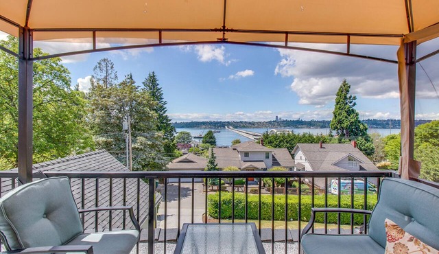 Beautiful suite with lake & city views, hot tub - near downtown