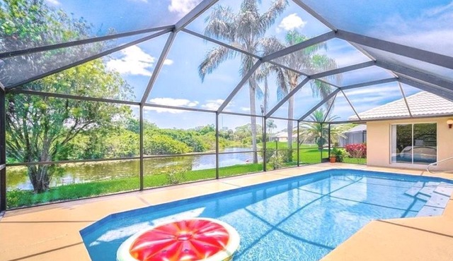 Beautiful Waterfront House w/Pool, 7 min to the Beach