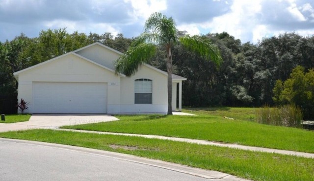 Beautiful waterside villa near Disney