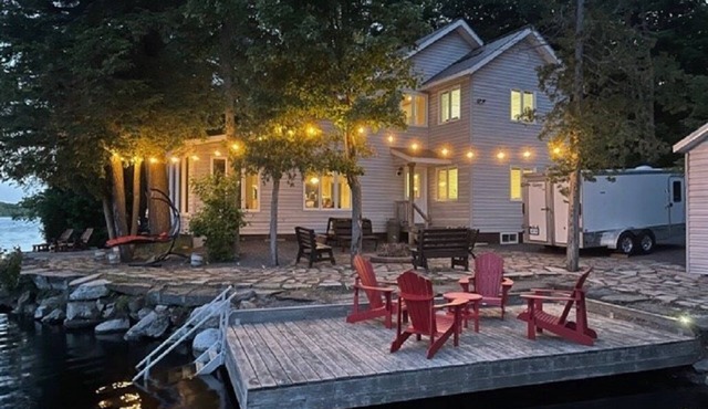 Beautiful well kept Private waterfront cottage on Big Gull Lake