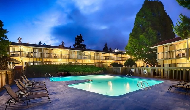 Bellevue Retreat! 4 Units Near Bellevue Botanical Garden! Pets are Welcome!