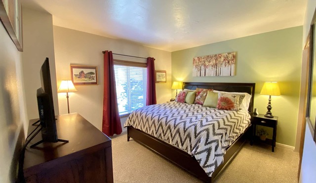 BEST LOCATION Main St Ski Lift Heated Pool Hot Tub Free Parking Family Sleeps 8