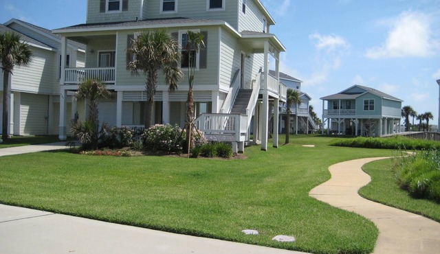 Best price, best location: 3 minute walk to the beach: Inquire now.
