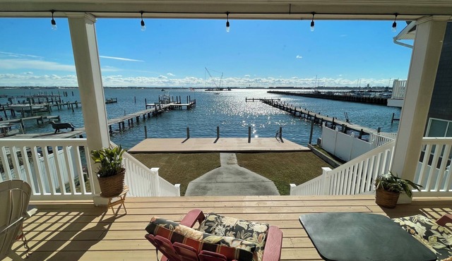 Big Waterfront House! Fishing Dock, Arcade, Garage Parking, Walk to Beach!