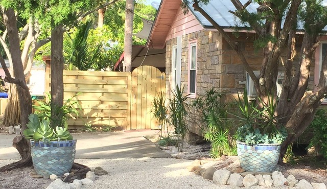 Bikini Top Cottage in the historic village of Longboat Key
