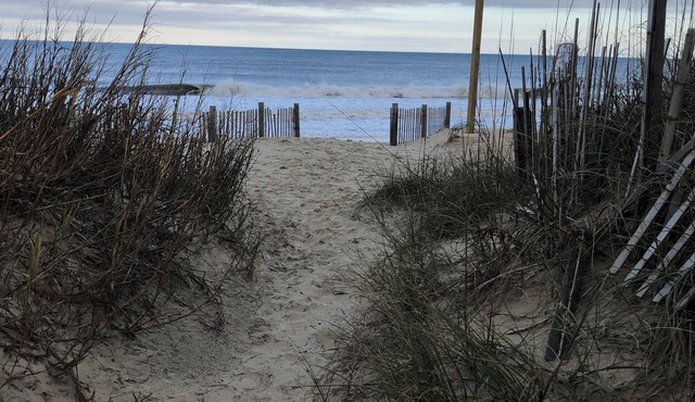 Blackbeard's Retreat - Historic And Pet Friendly 3 Bedroom Cottage by RedAwning