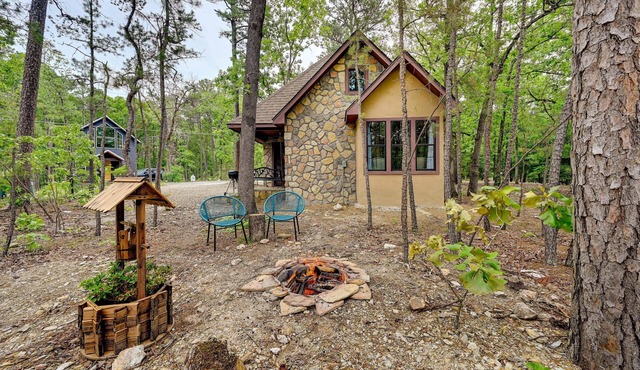 Blissful Broken Bow Studio: Fire Pit & Jacuzzi Tub