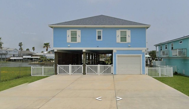 Blue Heron Spacious 4-bed, 4-bath Canal-Front Getaway