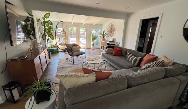 BOHO Bungalow – Walk to Downtown