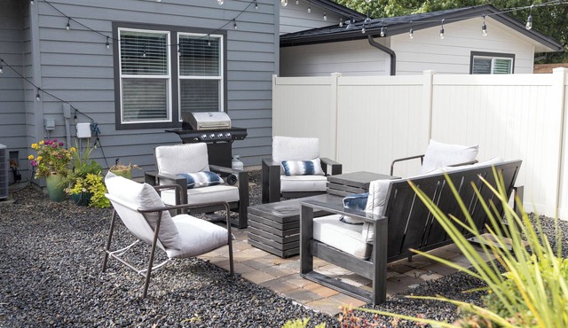 Boise Blue Retreat - North End, Hot Tub, 4BR , 3BA, Walking distance to Hyde Park and Camel’s Back Park. Close to Boise White Water park. E Bikes for rent.