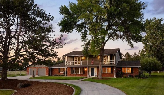 Boise Farmhouse Escape Acreage, Comfort & Space.Spacious 5-bedroom house