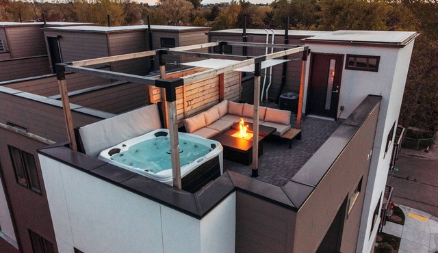 Boise Townhouse with Rooftop Hot Tub and Fire Pit. Close to Downtown!