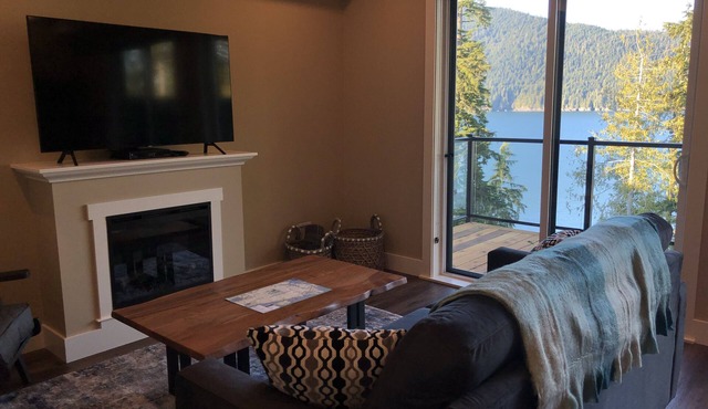 Botany Bay - Oceanfront Luxury Cabin by Eagle Reach