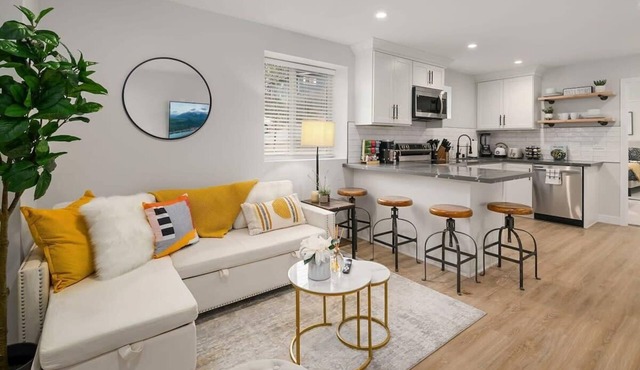 Brand New Designer's Modern, 1BR Home 1min to I-5