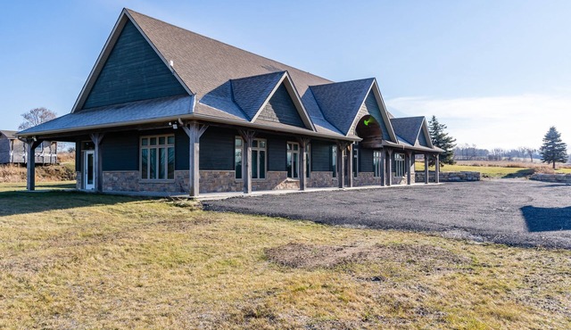 Breathtaking Rosemont Villa Near Earl Rowe Provincial Park