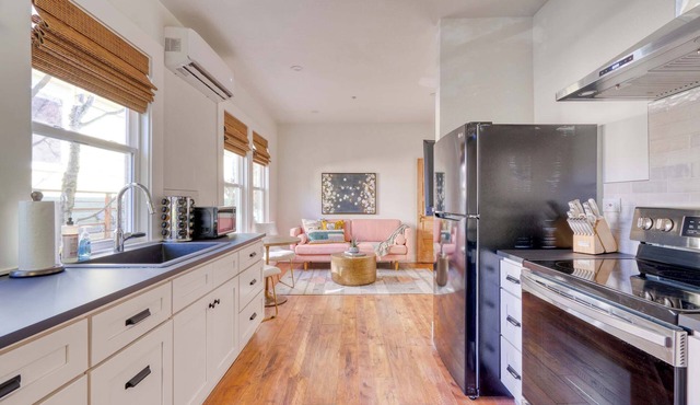Bright 1BR - Walk to Coffee, Food & Shopping