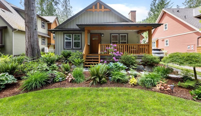 Bright 2 Bedroom Cottage Near Cultus Lake with Resort Like Amenities