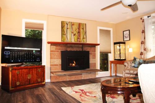 Bright 3 bedroom home with full kitchen, fenced backyard, sports court and free parking