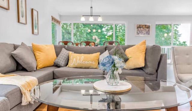 Bright 3BR/2BA Upper Unit | Close to SeaTac