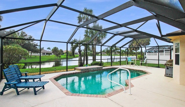 Bright & airy - Canal front retreat with pool - Royal Oasis