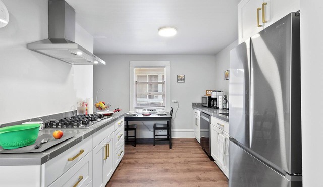 Bright and comfortable 2BD w/AC Near UW dedicated FREE Parking