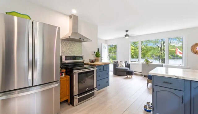 Bright & cheery 2 bedroom lakeside house