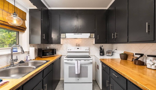 Bright & Cozy 2BR Retreat Near Duke University