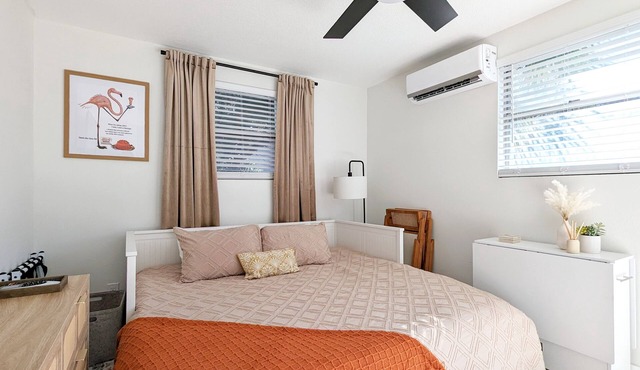 Bright, Light, Modern & Cozy Guesthouse. Minutes from the beach & downtown.