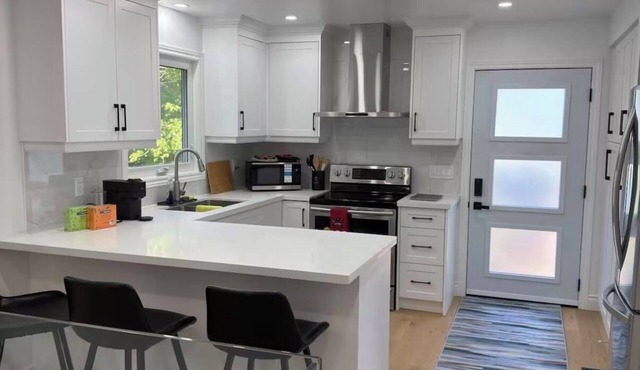 Bright Newly Renovated Cottage in Kawartha Lakes! Large deck/Lakeview!