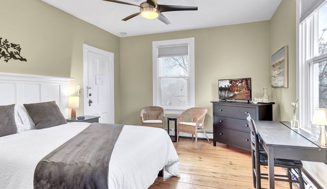 Bright Spacious Family Suite in Historic Farmhouse on Sunny Acreage