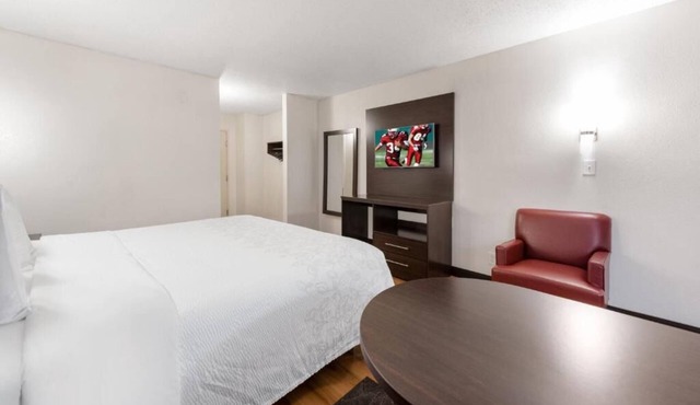 Budget-Friendly & Practical Room Near Polaris Fashion Place + Pet-Friendly Space