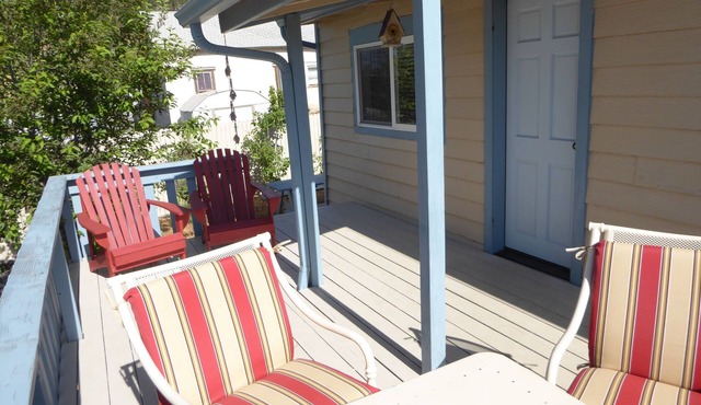 Budget Vintage Garden Cottage, Walk to town, Privacy, Deck, Wifi, Sleeps 2 max