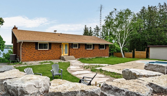 Bungalow Citron - Waterfront with Pool!