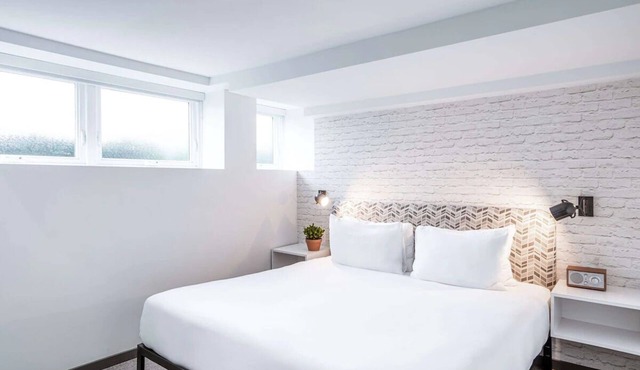 Buzz King, Hotel Hive, Urban Elegance, Terrace Access, Stroll to White House