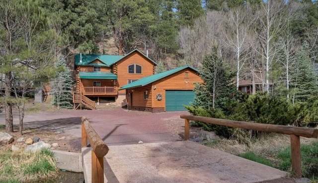 Cabin Among the Pines w/game garage+Tesla charger!