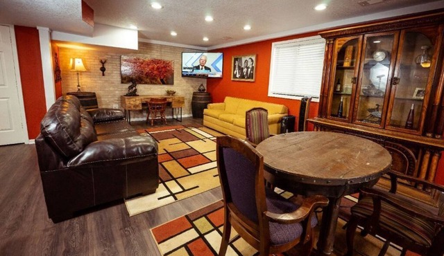 Cabin Style Retreat Sleeps 8 with Loft, Full Kitchen, and Fast WiFi