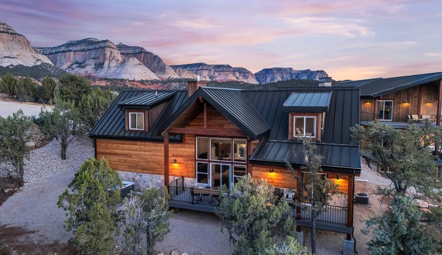 Cactus Canyon Retreat | Zion Base + Hot Tub + Views