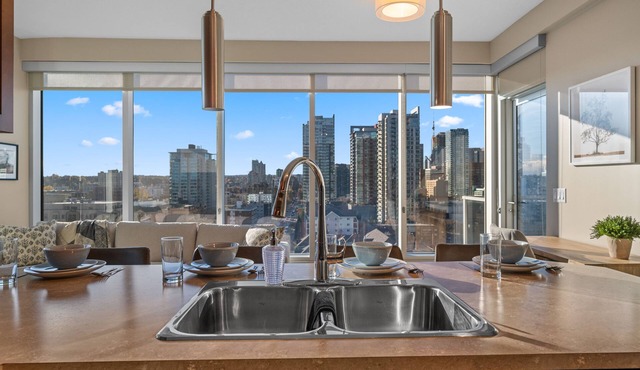 Calgary Tower Views / King Bed 2BR with UG Parking, Downtown, Walk to Saddledome