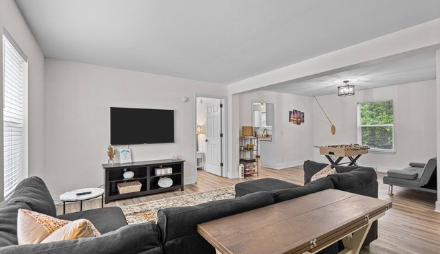 Camelot Cottage - Pet friendly, 7 mins to Wrightsville Beach, UNCW & More!