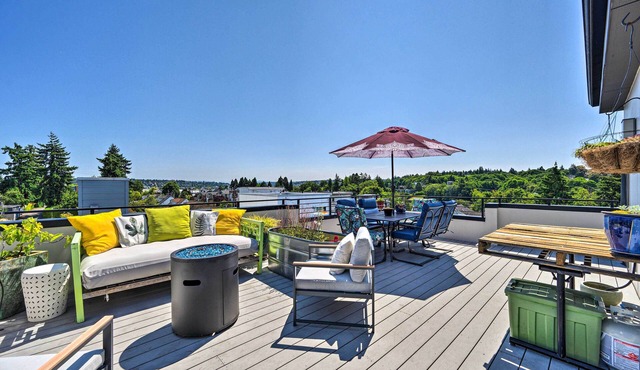 Canal & Mtn Views: Pet-Friendly Seattle Retreat