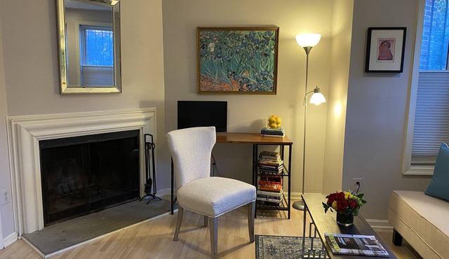 Cap Hill Renovated Apt in Beautiful Historic Home - Walk to Capitol