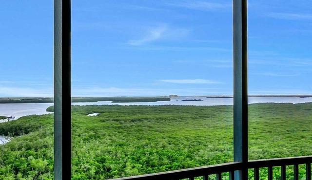 Cape Coral, Cape Harbour Condo w/beautiful views & 2 screened lanais, new reno.