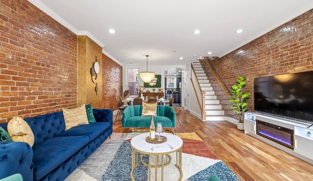 Capitol Piano House - Luxe 4BR, Sleeps 14, Fenced Yard, Parking