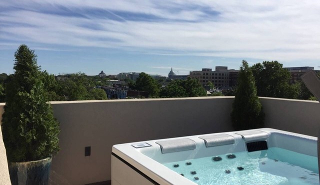 Capitol views, hot tub, walk to everything. 3 bed, 3 en-suite baths + 1/2 bath