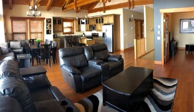 Carmel Beach Private Lodges - Unit #7. Lakefront 4 bedroom lodge.