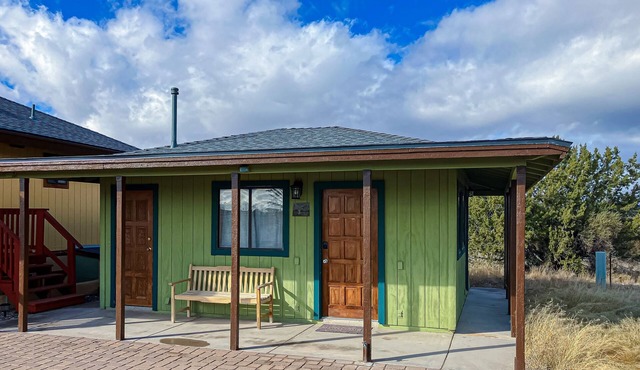 Casita with mountain views, kitchenette, outdoor seating & free wifi