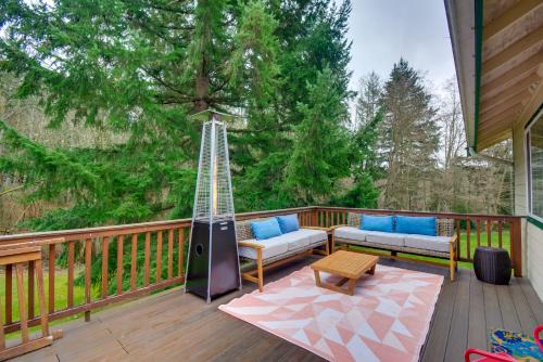 Central 4-Acre Cottage w/Deck: Walk to Bay!