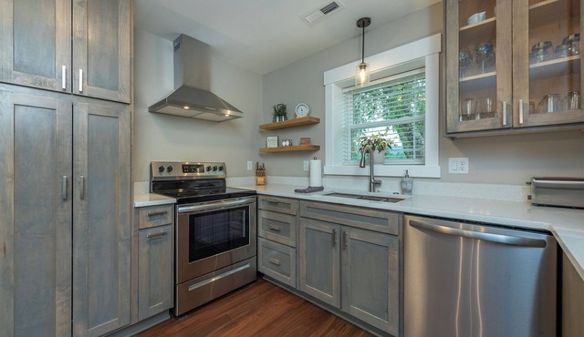 Central between Burnsville & Asheville, creek front w/ firepit and 2 porches!