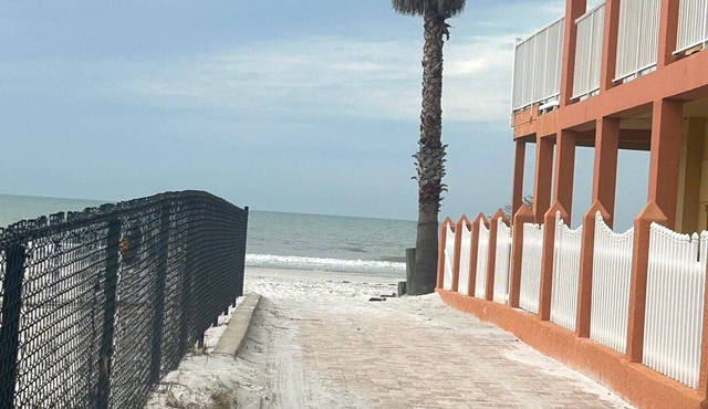 Charming 1-bedroom1 -bath Place 100 steps to the beach Redington Shores, FL